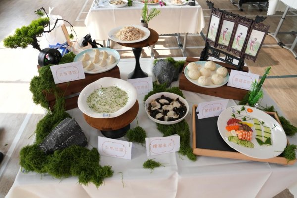 配先查 银芽鸡丝、文思豆腐、月牙蒸饺，样样色味俱佳，上海16区“四大员”比拼手艺