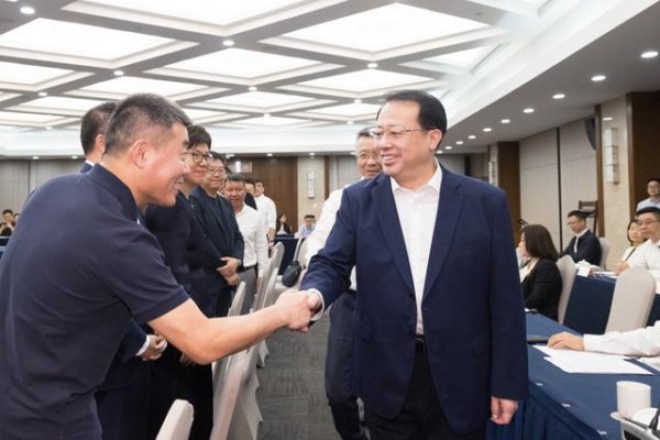 永華证券 上海市营商环境体验官座谈会召开，龚正市长面对面听取营商环境体验官意见建议